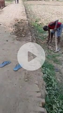 सामाजिक कार्य करते हुए हरिनारायण चौहान व अम्बिका चौहान