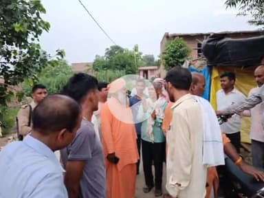 टाइगर अटैक की दुखद घटना के बाद परिजनों से मिलने पहुंचे बरखेड़ा विधायक स्वामी प्रवक्ता नंद वन मंत्री से फोन पर की वार्ता।