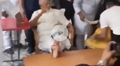 पटना ग्रामीण: राबड़ी आवास पर लालू प्रसाद यादव ने अपने जन्मदिन पर तलवार से काटा 78 किलो का लड्डू