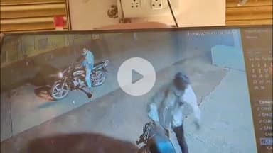 मिर्ज़ापुर: देहात कोतवाली थाना क्षेत्र के जिगनौडी में दुकान के सामने से चोर द्वारा बाइक चोरी का सीसीटीवी फुटेज हुआ वायरल
