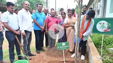 जगदलपुर: नगर में हरियाली लाने के लिए 'एक पेड़ मां के नाम' अभियान के तहत बस्तर सांसद ने प्रताप देव वार्ड में किया पौधारोपण
