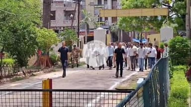 कोल: अलीगढ़ के शमशाद मार्किट में खुद कार चलाकर पहुंचे जम्मू कश्मीर के मुख्यमंत्री उमर अब्दुल्ला, परिचित की कब्र पर पढ़ा फातिहा