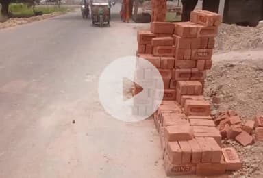 बदायूं: बदायूं के नदौलिया गांव में घटिया सामग्री और पीली ईंट से हो रहा नाली निर्माण, जिम्मेदार इस मामले पर मौन