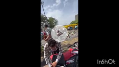 धार: टीवीएस चौराहे पर शराब से भरी गाड़ी से गिरी पेटियां, लोगों ने मचाई लूट