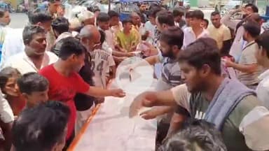 धनौरा: अखिल भारतीय विद्यार्थी परिषद के पदाधिकारी ने गजरौला के इंदिरा चौक पर सरवत वितरण कार्यक्रम का आयोजन किया