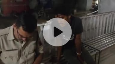 बाबई: के तवा पुल के पास दो युवकों ने एक युवक को गाली देकर पीटा, जान से मारने की धमकी, वीडियो वायरल