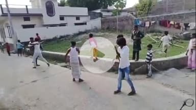 बलिया: बलिया नगर परिषद के वार्ड संख्या-4 में दो पक्षों के बीच हुई मारपीट, वीडियो आया सामने