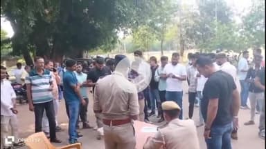 मोतिहारी: मोतीहारी पुलिस केंद्र में 36 पुराने वाहनों की नीलामी का किया गया आयोजन, दो दिवसीय कार्यक्रम