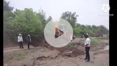 समुद्रपूर: मेनखात वाळू घाटावरील अवैध वाळू वाहतुकी विरोधात महसूल विभाग ॲक्शन मोडवर: जेसीबीने नाली खोदून रस्ता केला बंद