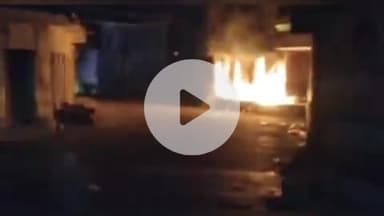 बदायूं: बदायूं के कुंवरगांव कस्बे में पटाखों के अवैध भंडारण में लगी भीषण आग, धमाके हुए