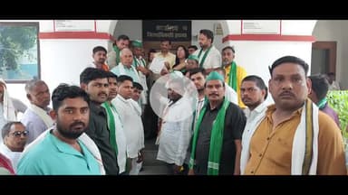 इटावा: पुलिस पर आरोप, घर में घुसकर अनर्गल तरीके से की गई तोड़फोड़, कलेक्ट्रेट परिसर में डीएम और SSP को दिया गया प्रार्थना पत्र