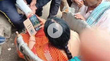 राजगढ़ी: महिला श्रद्धालु के पैर में आई मोच, एसडीआरएफ जवानों ने की मदद