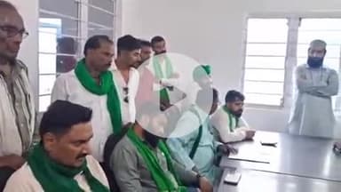 पीलीभीत: आसाम चौराहे पर सड़क हादसे में ट्रक ड्राइवर का पैर कटने के मामले में भारतीय किसान यूनियन ने दिया धरना