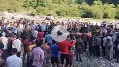 घाट: नंदानगर के कुमजुग निवासी सैनिक सुनील रावत को पैतृक घाट पर सैन्य सम्मान के साथ दी गई अंतिम विदाई, क्षेत्र में शोक