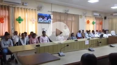 शाहजहांपुर: कलेक्ट्रेट सभागार में मेधावी छात्र सम्मान समारोह में 20 छात्रों को ₹21,000 का चेक और टेबलेट देकर किया गया सम्मानित