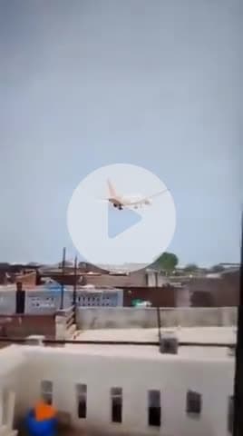 एअर इंडिया का एक बोइंग 787 ड्रीमलाइनर विमान दुर्घटनाग्रस्त