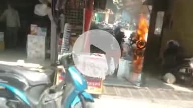 झांसी: मानिक चौक बाजार के दयासागर कंपाउंड की पार्किंग में शॉर्ट सर्किट से 2 बाइकों में लगी भीषण आग