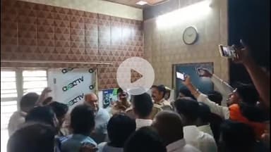 धनौरा: मंडी धनौरा के चिकित्सा अधीक्षक ने मरीज और तीमारदार से की मारपीट, ग्रामीणों ने किया हंगामा; वीडियो हुआ वायरल