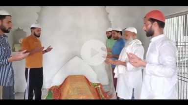 हसनपुर: गांव लिसड़ी बुजुर्ग में हज़रत सय्यद मुस्तफा मियां की दरगाह पर चादरपोशी के बाद शरबत वितरण कार्यक्रम का आयोजन किया गया