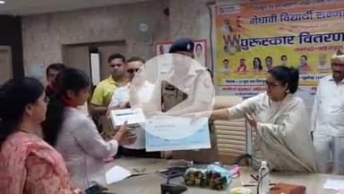 बहराइच: विकास भवन सभागार में अलंकरण समारोह का आयोजन, मुख्यमंत्री के कार्यक्रम का हुआ सजीव प्रसारण, सम्मानित हुए छात्र-छात्राएं