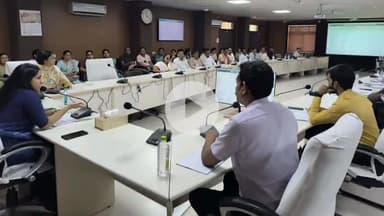 खरगौन: कलेक्ट्रेट में कलेक्टर ने जिले के प्री मैट्रिक एवं पोस्ट मैट्रिक छात्रावासों के अधीक्षकों की ली बैठक