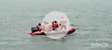 बलिया: माल्देपुर स्थित पीपापुल के समीप गंगा नदी में छलांग लगाने वाले युवक की तलाश गुरुवार की दोपहर भी जारी