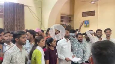 लाडपुरा: कोटा में गर्मी के मौसम में कॉलेज स्टूडेंट्स ने अनोखे विरोध प्रदर्शन में धूप में खड़े होकर अपनी मांगें उठाईं