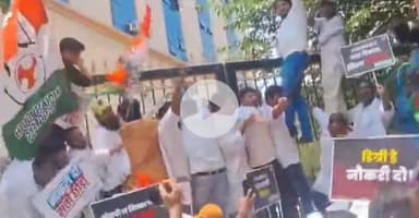 पटना ग्रामीण: नियोजन भवन के गेट पर चढ़कर कांग्रेस कार्यकर्ताओं का प्रदर्शन, 'नौकरी दो या सत्ता छोड़ो' के लगे नारे