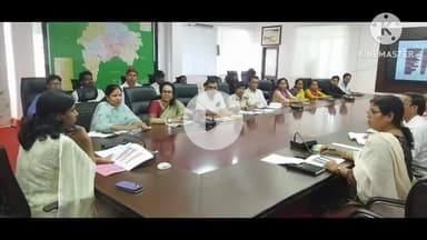 कर्रा: समाहरणालय में उपायुक्त ने समाज कल्याण विभाग की योजनाओं की प्रगति पर समीक्षा की