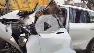 झांसी: ग्राम खिल्ली के पास सिद्धार्थनगर से महाराष्ट्र जा रही कार डिवाइडर से टकराई, 4 लोगों की हुई मौत, 4 गंभीर रूप से घायल