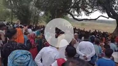 झाझा: करमा गांव में मृतक जीवलाल यादव का शव आने के बाद पीड़ित परिवार से मिले जन सुराज पार्टी के नेता धर्मदेव यादव