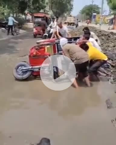 बिल्हौर: शिवराजपुर में सड़क पर जल भराव के कारण ई-रिक्शा पलटने से 4 यात्री हुए घायल, वीडियो सोशल मीडिया पर हुआ वायरल