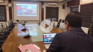 लोहरदगा: उपायुक्त ने जनप्रतिनिधियों से किया संवाद, पंचायत के विकास पर हुई चर्चा