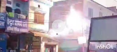 बलिया: विशुनीपुर में बिजली के तारों में हुई स्पार्किंग, व्यापारियों ने किया प्रदर्शन