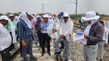 झांसी: रेल संरक्षा आयुक्त ने झांसी मंडल के बरुआसागर-टेहरका नव विद्युतिकृत और दोहरिकृत लाइन का किया निरीक्षण