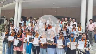 बलरामपुर: कलेक्ट्रेट सभागार में विधायक तुलसीपुर एवं डीएम ने हाई स्कूल इंटर बोर्ड परीक्षा के मेधावियों को किया सम्मानित