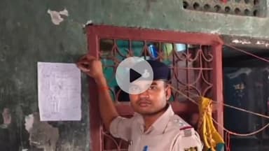 मोकामा: हाथीदह थाना क्षेत्र में फरार अभियुक्त के घर पर इश्तेहार चिपकाया गया