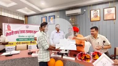 पीलीभीत: गांधी सभागार में आयोजित कार्यक्रम में हाई स्कूल और इंटरमीडिएट पास छात्र-छात्राओं को किया गया सम्मानित