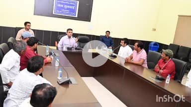 धार: धार कलेक्टर ने ग्राम अकोलिया एवं पीथमपुर में रेलवे भूमि अधिग्रहण से जुड़े किसानों से की चर्चा