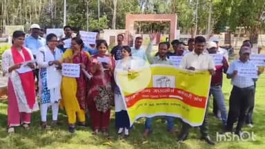 गुमला: आउटसोर्सिंग कर्मियों ने समाहरणालय पहुंच समस्या और मांग को लेकर किया प्रदर्शन #jansamasya