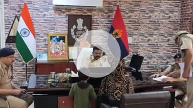 झांसी: वरिष्ठ पुलिस अधीक्षक कार्यालय में एसएसपी ने फरियादियों की समस्याएं सुनीं, संबंधित को दिए आवश्यक निर्देश