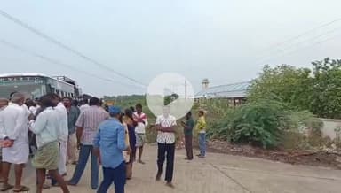 కనిగిరి: గిట్టుబాటు ధర కల్పించాలని కోరుతూ పట్టణంలోని పొగాకు వేలం కేంద్రం వద్ద వాహనాల రాకపోకలను అడ్డుకొని రైతుల ధర్నా