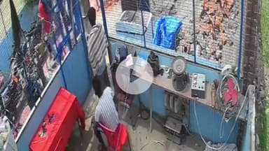 बदायूं: स्विमिंग पूल पर नहाने आए युवक ने मोबाइल फोन की चोरी, घटना सीसीटीवी में कैद, बिल्सी पुलिस से की गई शिकायत