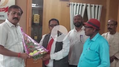 हजारीबाग पुलिस अधीक्षक अंजनी अंजन को बुके देकर सम्मानित किए सुरेश ठाकुर प्रदेश सचिव राष्ट्रीय ओबीसी मोर्चा,झारखंड।