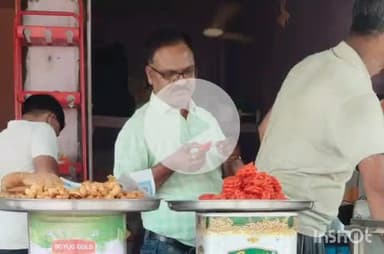 श्योपुर: फूड इंस्पेक्टर ने शहर में मिष्ठान दुकानों से लिए सैंपल, कलेक्टर के निर्देश पर हुई कार्रवाई