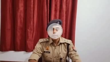 औरैया  बिधूना थाना क्षेत्र के ग्राम चिरकुंआ बुमराह बम्बा में मिला अज्ञात व्यक्ति का शव जानकारी देते क्षेत्रअधिकारी