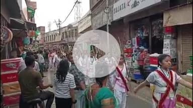 फिरोज़ाबाद: फ़िरोज़ाबाद शहर में राष्ट्रीय स्वयं सेवक संघ की महिला कार्यकर्ताओं ने निकाला पथ संचलन, पथ संचलन पर की गई पुष्पवर्षा