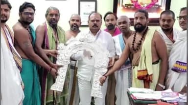 అన్నవరంలో క్షేత్రపాలక రాములవారికి రెండు కేజీల 340 గ్రాములు వెండితో మకర తోరణం అందించిన వ్రత పురోహితులు