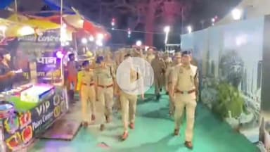 शाहजहांपुर: पुलिस अधीक्षक ने कानून एवं शांति व्यवस्था सुनिश्चित करने के लिए सदर बाजार थाना क्षेत्र में की पैदल गश्त