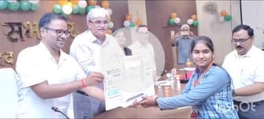 फिरोज़ाबाद: विकास भवन सभागार में बोर्ड परीक्षा के मेधावी छात्रों का सम्मान, टॉपर्स को मिले टेबलेट, मेडल और ₹21-21 हजार का चेक